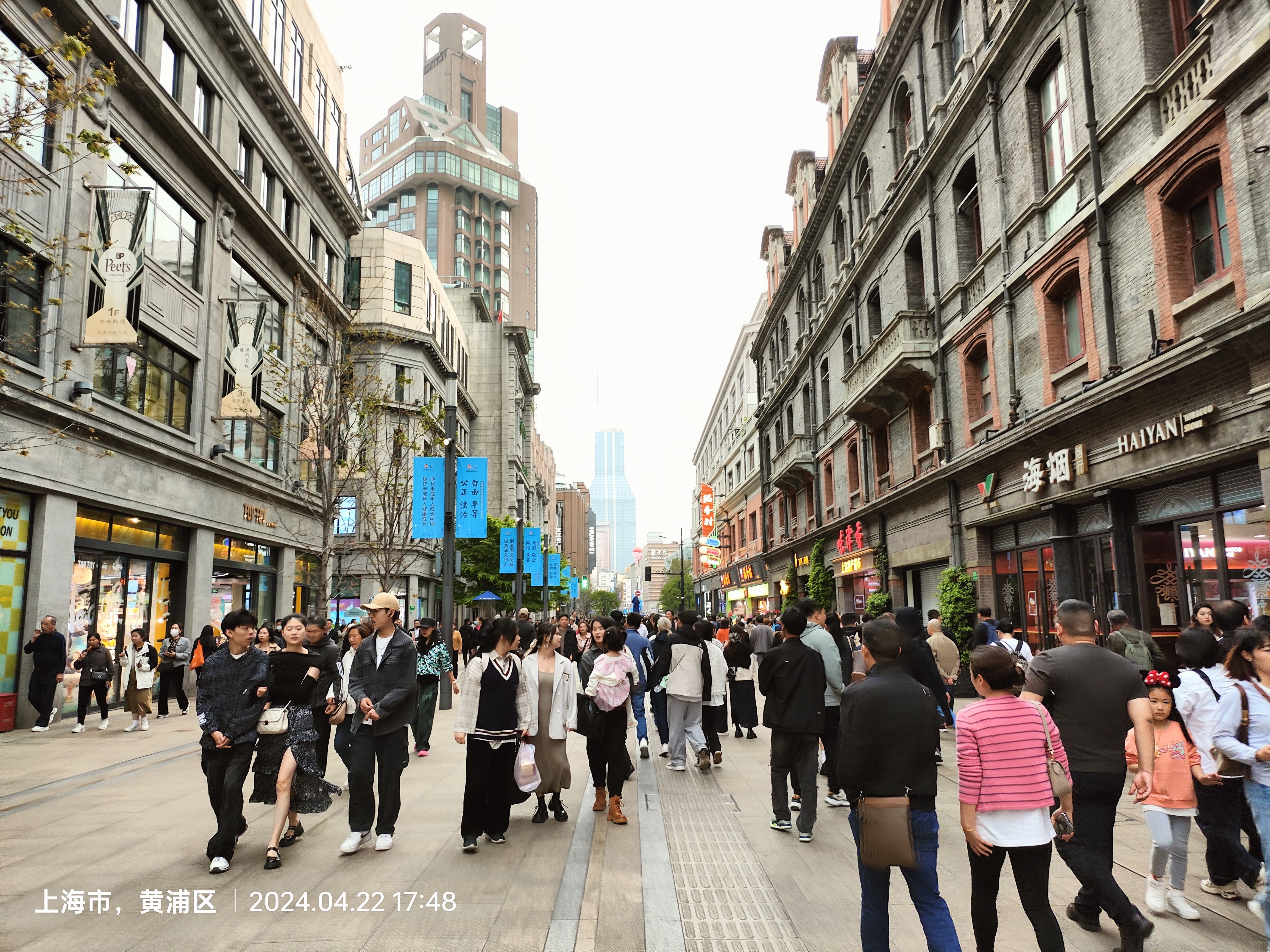 中午时的南京路人群