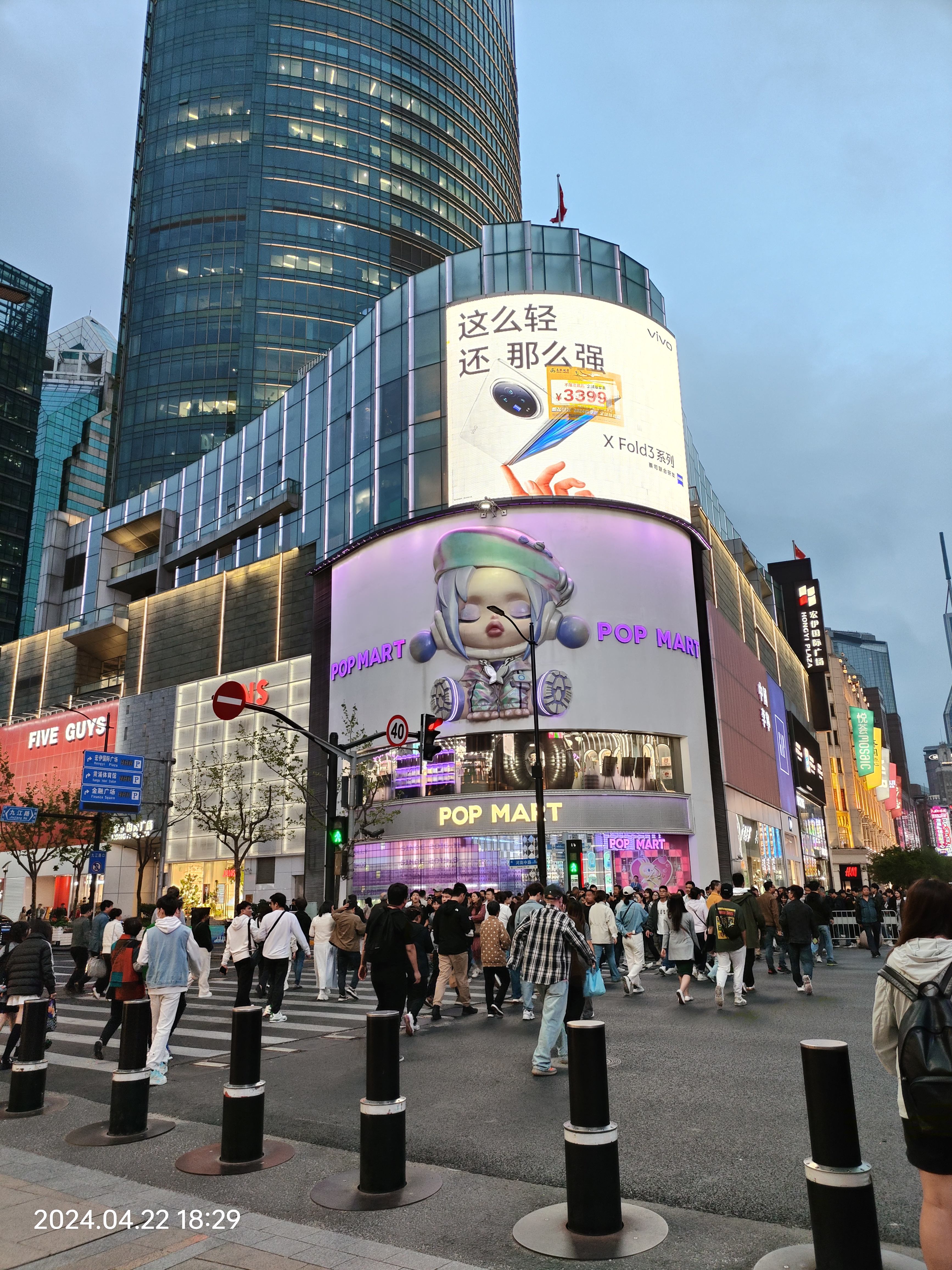 巨大的泡泡玛特招牌